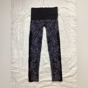 Soma Floral Printed Slimming Crop Tight Black Gray Small